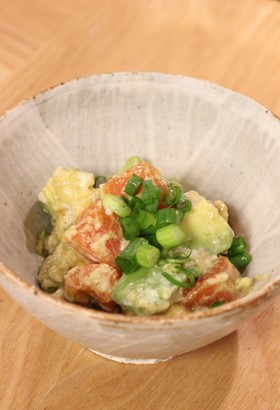 サーモンとアボカドの酒粕和えサラダ